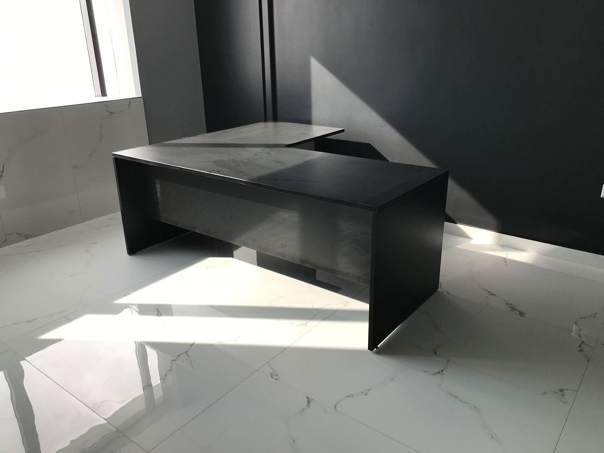 Custom Γραφεία & Ντουλάπια σε Επαγγελματικό Χώρο — φωτογραφία 1