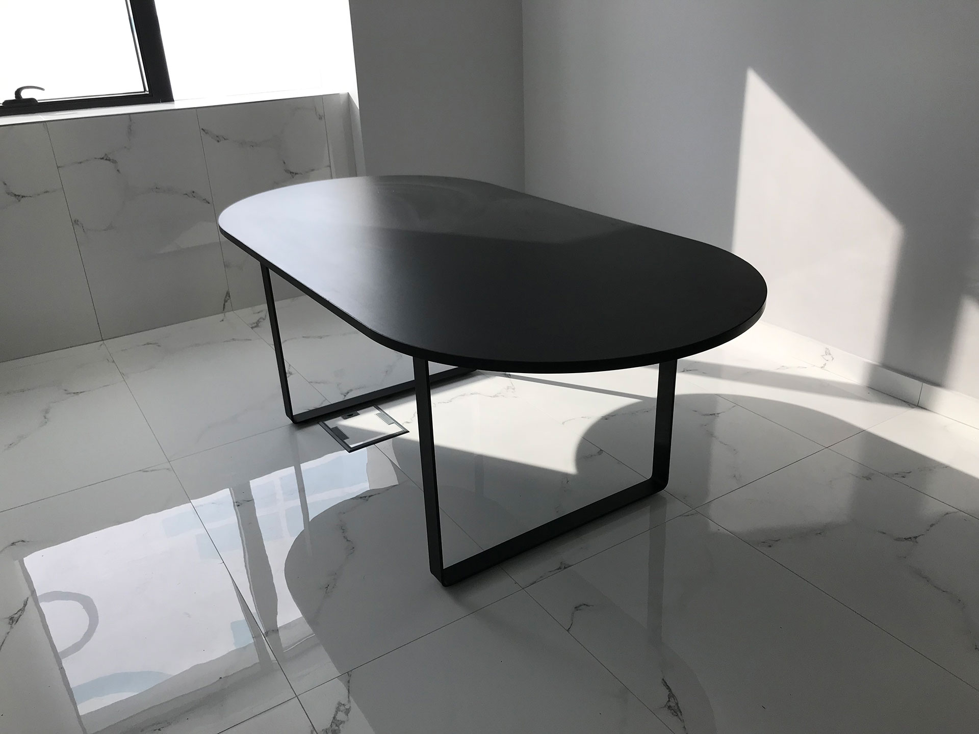 Custom Γραφεία & Ντουλάπια σε Επαγγελματικό Χώρο — φωτογραφία 3