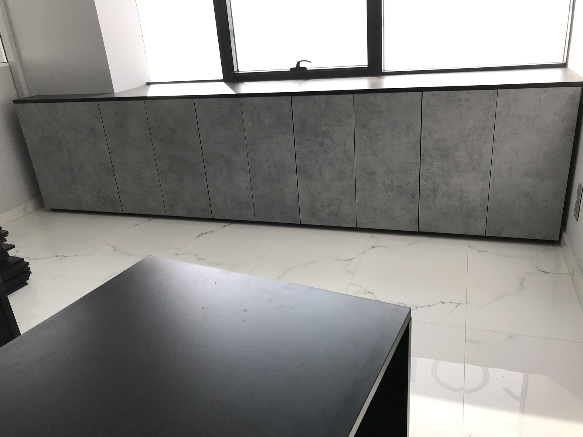 Custom Γραφεία & Ντουλάπια σε Επαγγελματικό Χώρο — φωτογραφία 4