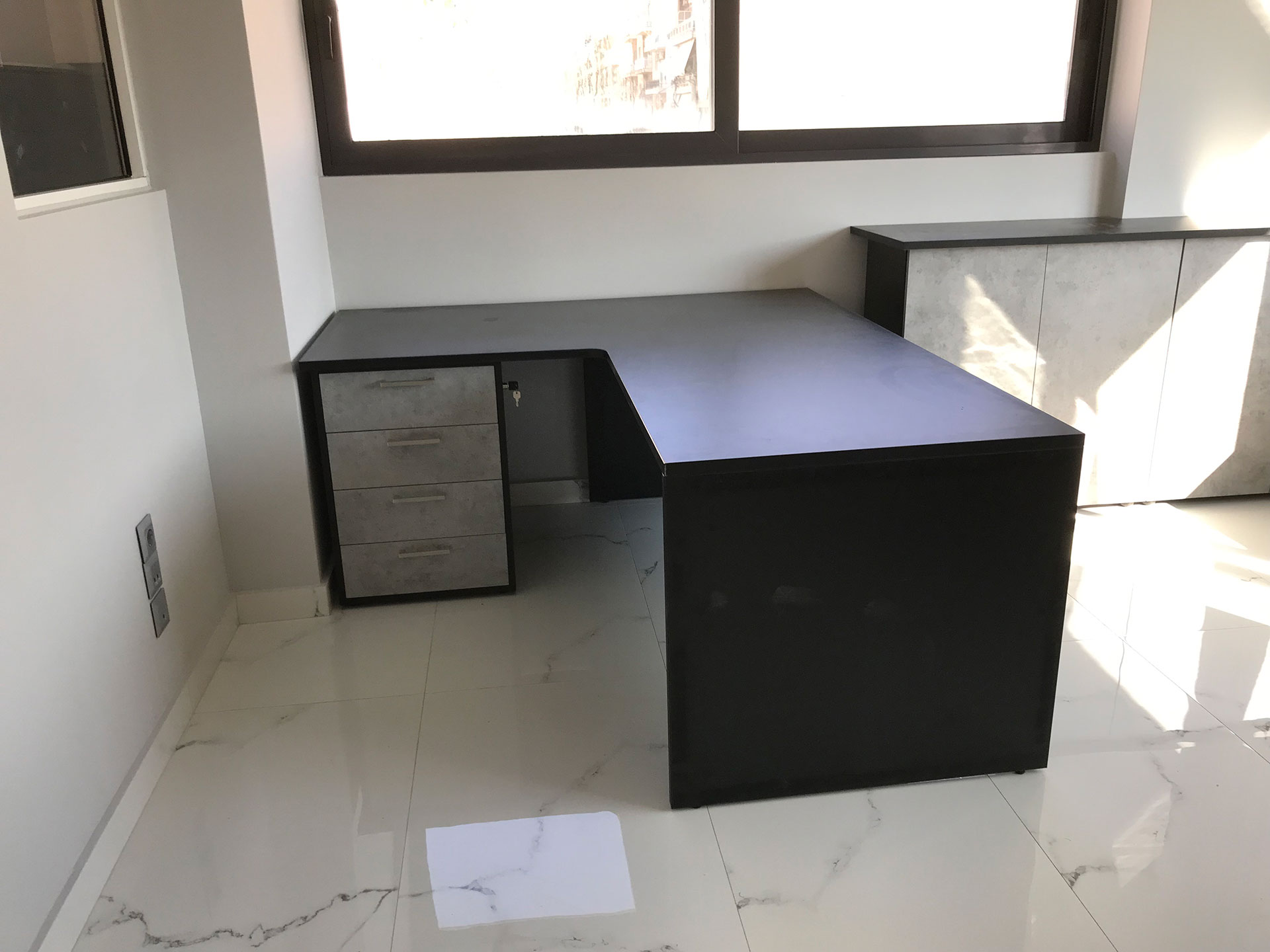 Custom Γραφεία & Ντουλάπια σε Επαγγελματικό Χώρο — φωτογραφία 5