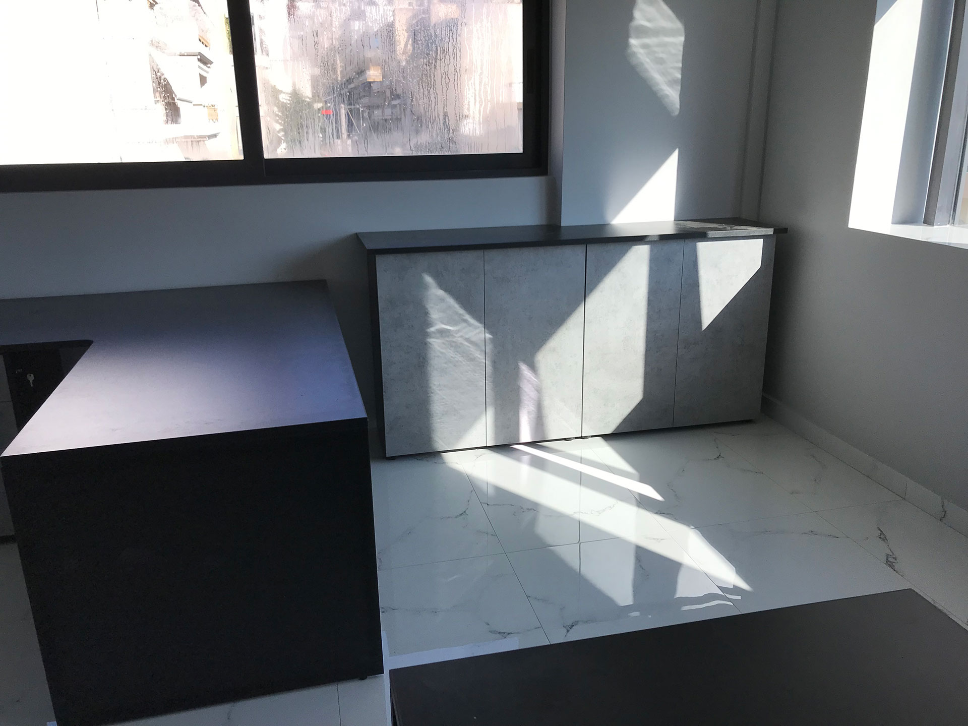 Custom Γραφεία & Ντουλάπια σε Επαγγελματικό Χώρο — φωτογραφία 6