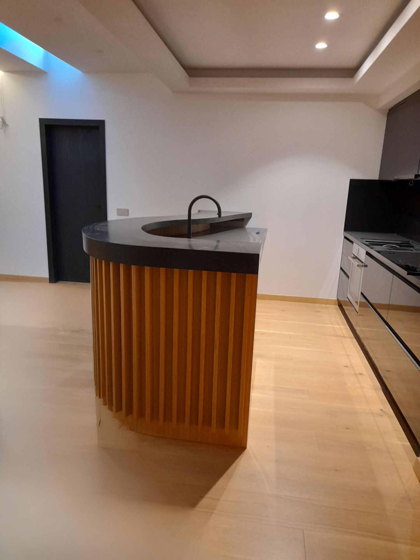 Ολοκληρωμένη Κατοικία με Custom Ξύλινες Κατασκευές — φωτογραφία 23