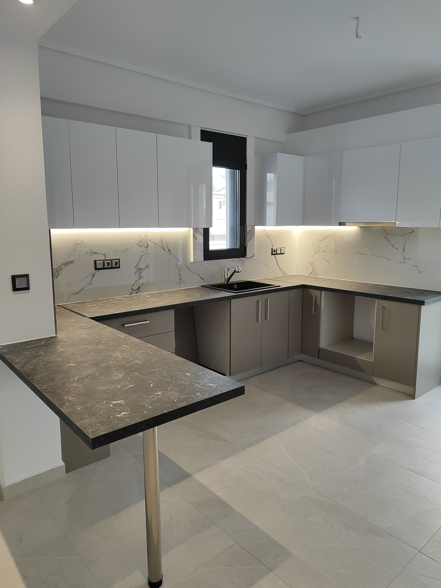 Μοντέρνα Minimal Κουζίνα με Matte και Acrylic Gloss Υφές — φωτογραφία 2