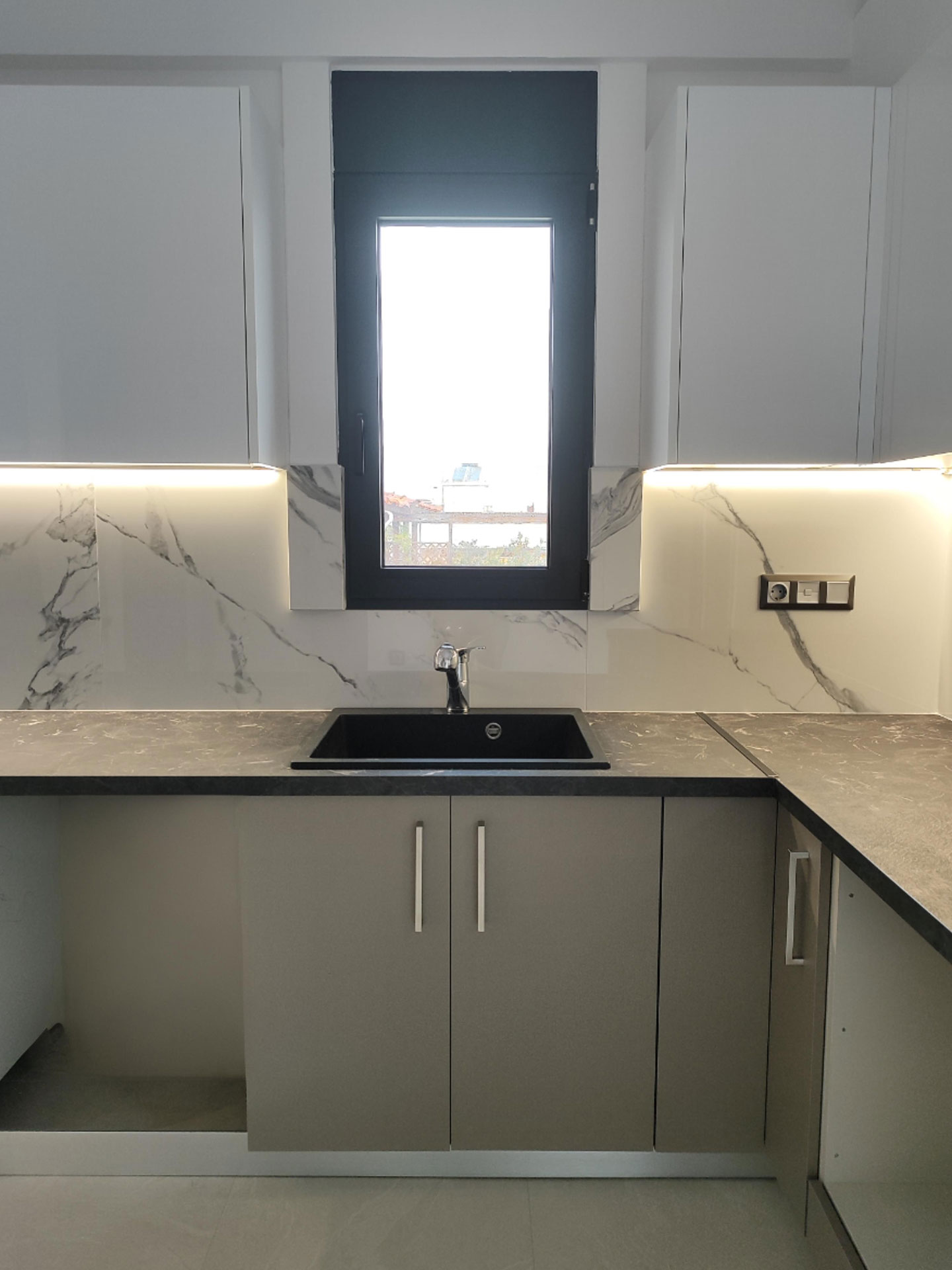 Μοντέρνα Minimal Κουζίνα με Matte και Acrylic Gloss Υφές — φωτογραφία 4
