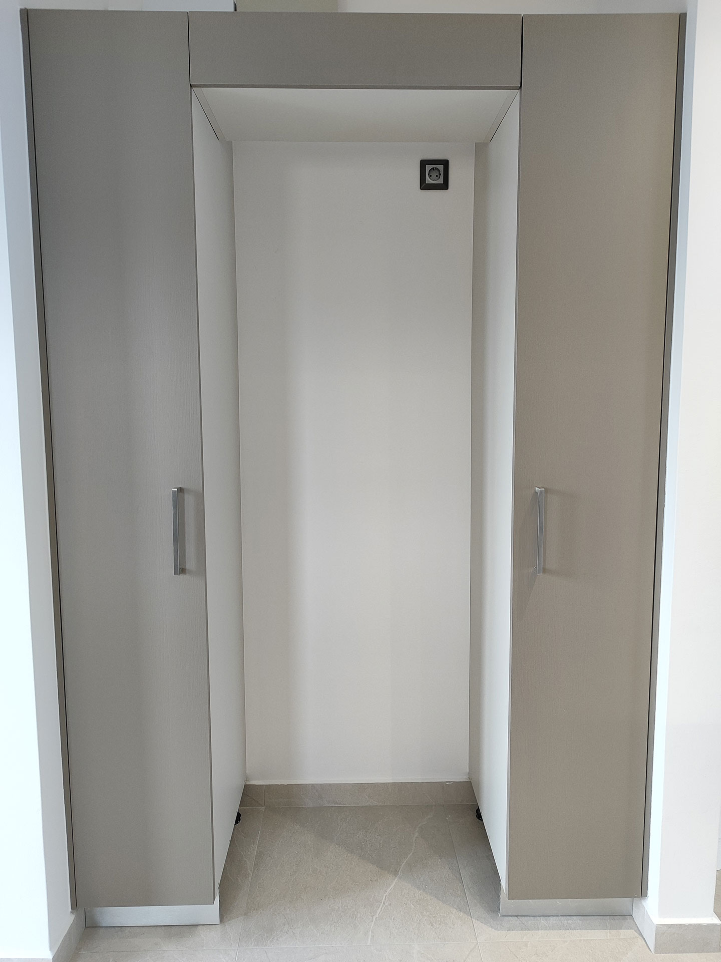 Μοντέρνα Minimal Κουζίνα με Matte και Acrylic Gloss Υφές — φωτογραφία 5